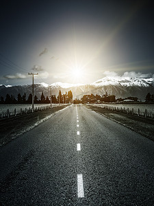 驾驶位摄影照片_阳光明媚的阿尔卑斯山之路