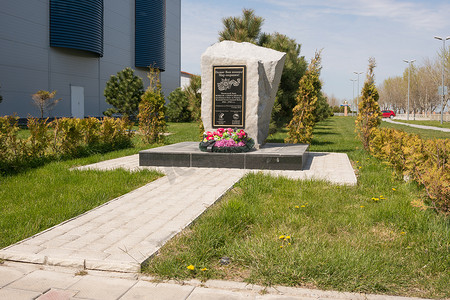 俄罗斯 Vityazevo - 2016 年 4 月 22 日：纪念在伟大卫国战争中牺牲的运动员的标志，位于阿纳帕郊区度假胜地 Vityazevo 的室内体育和游戏中心 
