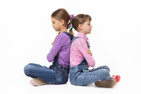 白色背景中，两个争吵的女孩背对着彼此坐着