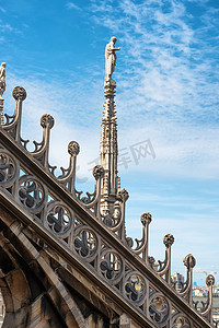 意大利雕塑摄影照片_在著名米兰大教堂中央寺院屋顶的雕象