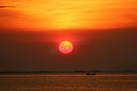 红色海滩摄影照片_在红色天空的日落在黄昏和钓鱼o的晚上云彩