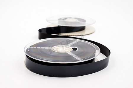电影影片摄影照片_白色背景上的盒式磁带的影片。