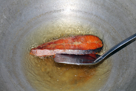 热油锅炸鱼片、饮食用炸鱼、油锅炸鱼片是食物蛋白饮食健康