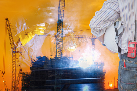 焊机写真摄影照片_焊机的双重曝光是在石油和天然气精炼厂制造厂背景下焊接管道制造组件。