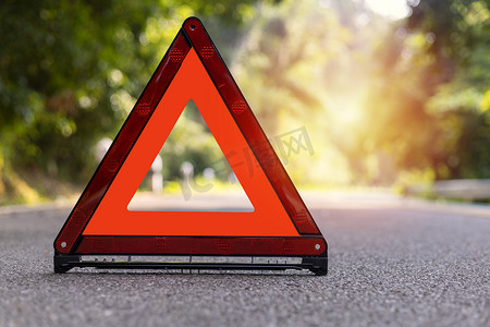 红色三角形，红色紧急停车标志，在 r 的红色紧急标志