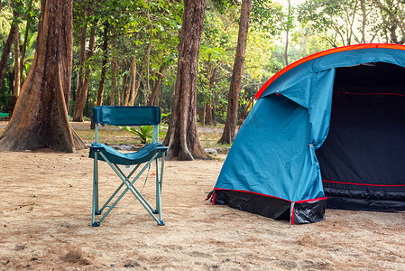 国家公园假日露营地和篝火帐篷，户外休闲活动放松的露营地。