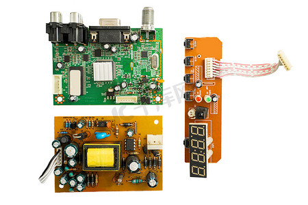 芯片电路摄影照片_白色背景上的电子电路和元件板，PCBA