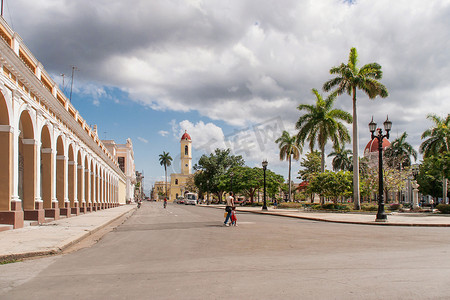 古巴西恩富戈斯镇中心的广场。