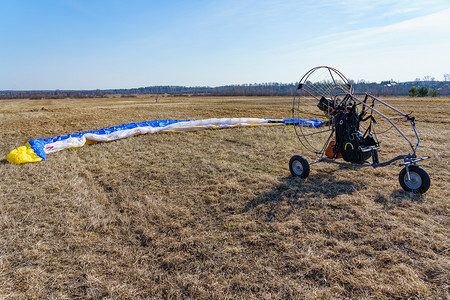 免费场摄影照片_滑翔伞站在准备飞行的场地上