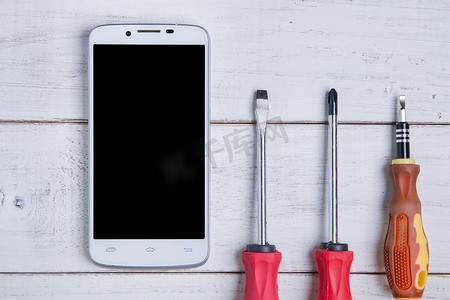 智能手机和设备维修白色木制背景上。