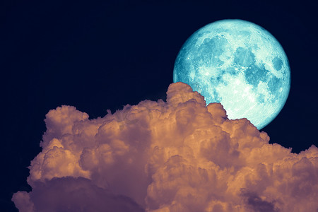 森林夜摄影照片_满海狸月亮背在夜空中的深橙色云