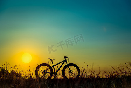 在美好的日落的山地自行车剪影，剪影fatbike