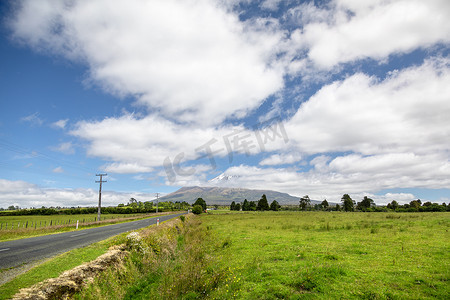 塔拉纳基摄影照片_云层覆盖的塔拉纳基火山，新西兰