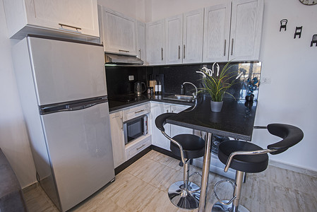 白色的现代厨房摄影照片_豪华公寓的现代厨房设计