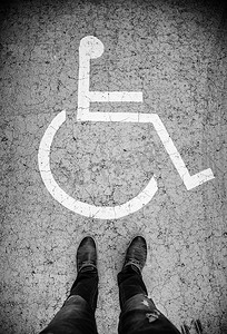 沥青上的残疾人标志