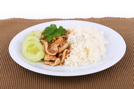 炒肉片摄影照片_泰国最喜欢的菜，大蒜炒猪肉片，米饭和黄瓜