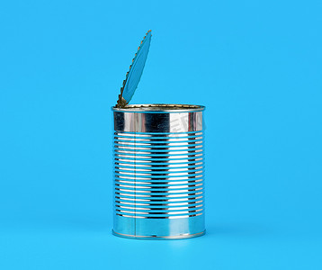 打开蓝色背景中食品保鲜用的硬铁罐
