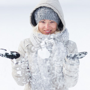 玩雪摄影照片_女孩在冬天玩雪。