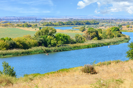 南布格河和地平线上的铁路桥的景色。