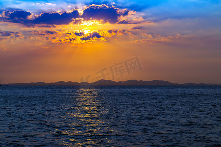 天空与云彩在日落山海景