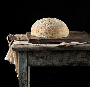 纺织毛巾上的烤圆白麦面包，木制旧标签