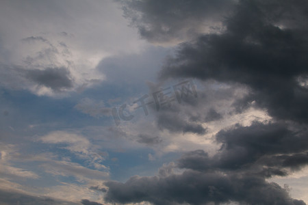 雨前阴暗的天空