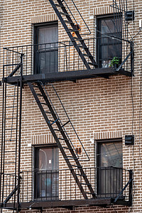 纽约市带防火楼梯的砖砌建筑