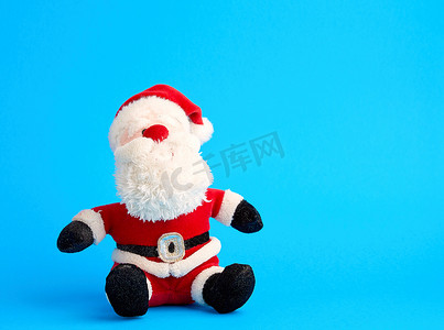圣诞老人白胡子摄影照片_一套红色衣服和白胡子的传统玩具圣诞老人坐 o