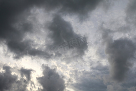 天空暴雨，黑色的天空，灰色的天空黑暗