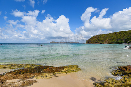 在沙滩水和海岸海景岩石海岸的海浪- V