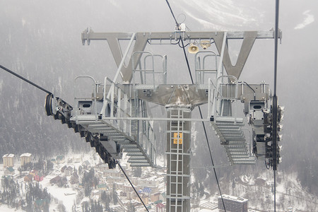 Dombay，俄罗斯- 2015 年 2 月 7 日：支持在滑雪胜地 Dombay 的单轨索道
