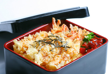 Ebi 天妇罗盖饭或 Ebi Kakiage 配以白色背景的红色泡菜（Fukujin Zuke）