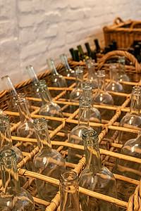 装瓶摄影照片_准备装瓶酒的空透明玻璃瓶
