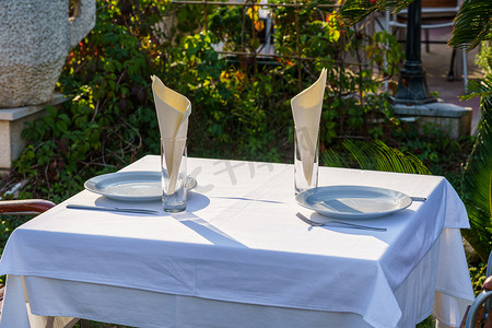 街头餐厅的两人桌和白色桌布，有选择的焦点