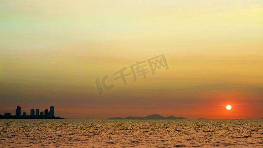 海上日落，城市对面，概念房地产海景