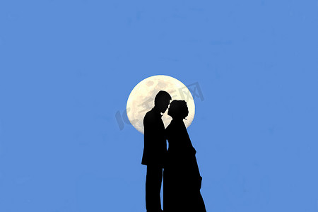 嘴唇接吻摄影照片_已婚夫妇接吻的剪影有一个月亮和 bl