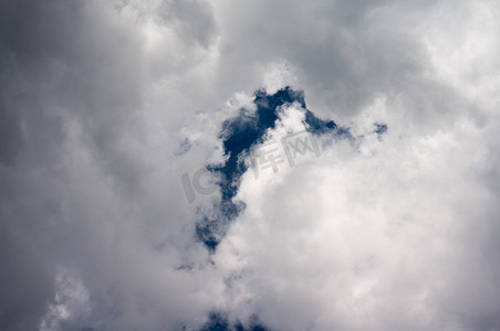 戏剧性的天空与雨前的乌云乌云。