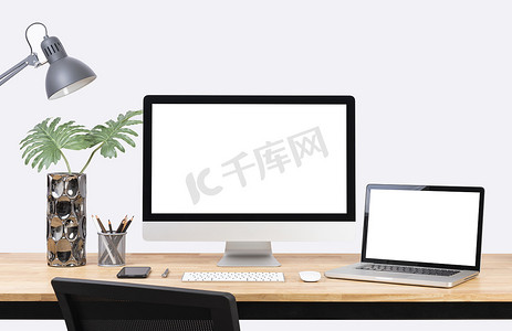 样机空白屏幕台式电脑和木桌和白墙背景上的装饰品。