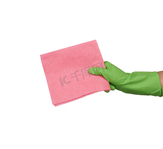 手拿着一块粉红色的抹布海绵进行清洁