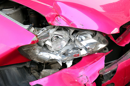 粉红色车祸前灯损坏，车头灯破损车祸，粉红色车祸碰撞后损坏的汽车