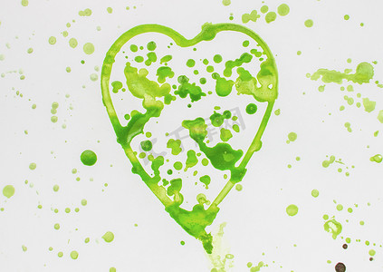 手绘绿色心摄影照片_白色背景上带有喷绿色水彩的心，可爱，图案，手绘