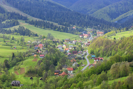 穿过喀尔巴阡山脉村庄的蜿蜒道路的景色