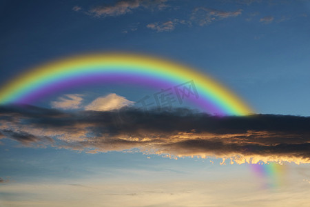 漂亮的彩虹摄影照片_落日天空上的彩虹 背部 侧影 云