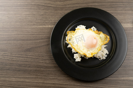 黑白米饭摄影照片_黑盘白米饭煎蛋，加 1 杯水，