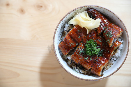 日本食品鳗鱼盖饭，木 b 上日本米饭上的烤鳗鱼