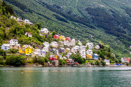 Sorfjord，O 小山的五颜六色的挪威住宅