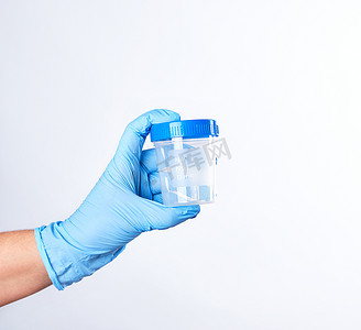 一只蓝色无菌手套的手拿着一个塑料容器，供科尔使用