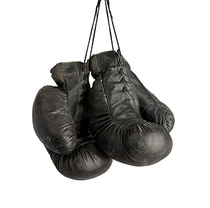 挂在上面的一副非常旧的复古黑色皮拳击手套