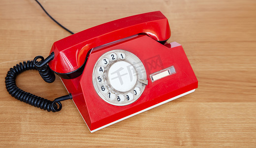桌子上的红色复古手机