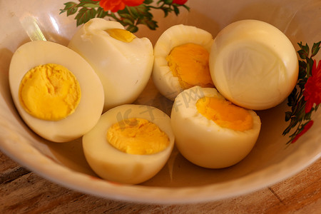 木碗上半熟鸡蛋的特写